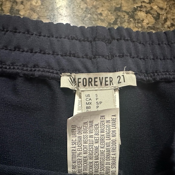 BNWT Forever 21 Shorts - Picture 3 of 5